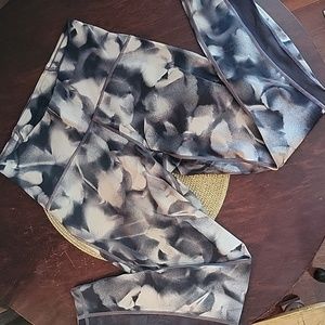 Lululemon Black&White Mid Rise 7/8 Legging 8